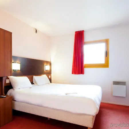 Отель Ibis Budget Les Champarts 2*