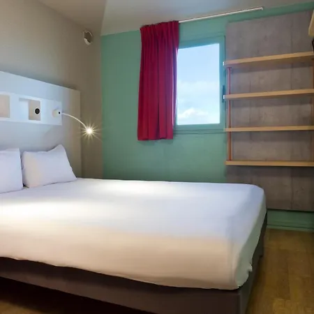 Hotel Ibis Budget Les Champarts 2*